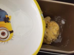 水是看情况而加的，面团比较干，就加10克水，