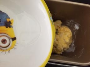 水是看情况而加的，面团比较干，就加10克水，