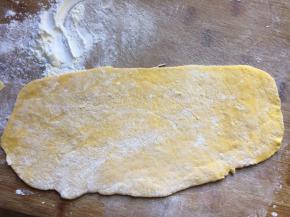 分成两份擀成0.2cm的薄片