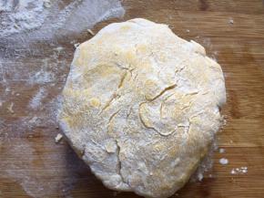 面板上撒上玉米淀粉，揉圆，盖上保鲜膜，松弛15分钟