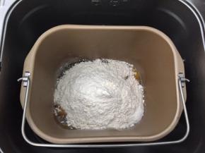 将鸡蛋，高筋面粉，低筋面粉，泡打粉全部放入面包机，和面10分钟