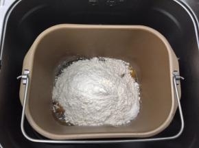 将鸡蛋，高筋面粉，低筋面粉，泡打粉全部放入面包机，和面10分钟