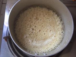 开始煮糖浆，将细砂糖，水，麦芽糖放入锅里，用小火加热，直到细砂糖溶解，糖浆出现浓密泡沫