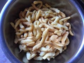 炸至金黄色捞出备用