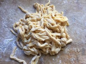 撒上玉米淀粉，防止粘黏