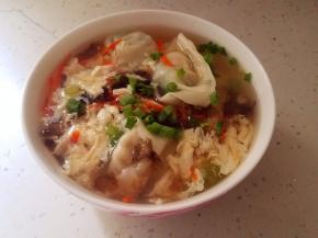 最后浇上汤头，我们的三鲜馄饨就完成了。