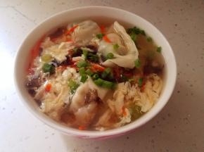 最后浇上汤头，我们的三鲜馄饨就完成了。