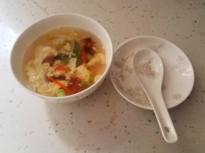 其实我们的汤头就是非常简单的紫菜蛋花汤，直接喝也很美味。