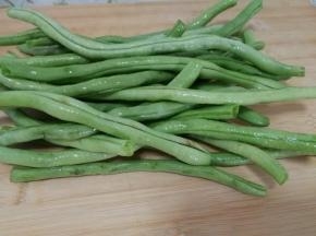 架豆角洗净备用