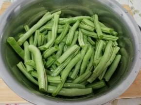 把豆角掰成均匀的小段（如图）