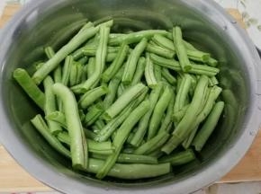 把豆角掰成均匀的小段（如图）