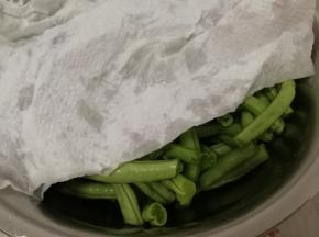 用厨房纸巾把豆角沾干