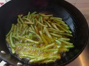 锅里放入没过豆角的豆油