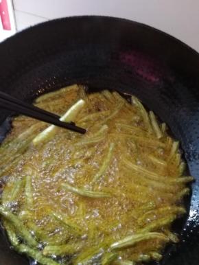 炸10分钟左右看看，豆角变微黄，熟了就好了。