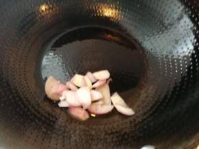 锅里留底油放入毛葱翻炒