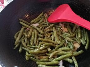 放入炸好的豆角