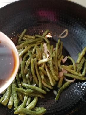 放入淀粉水（加了海鲜酱油和盐）