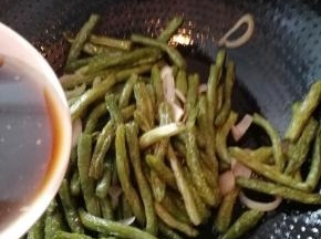 放入淀粉水（加了海鲜酱油和盐）