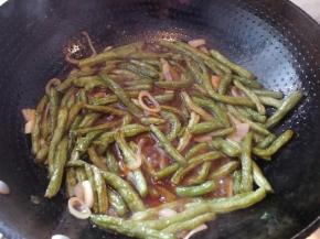 翻炒，大火收汤。出锅。