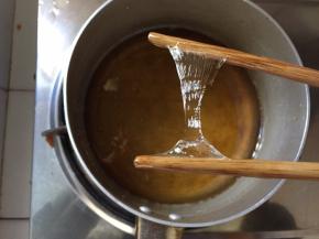 继续用小火熬煮，将糖浆煮到115度，如果没有糖浆温度计，用筷子蘸少许糖浆，稍稍冷却后，糖浆能扯出细线，就说明熬好了。