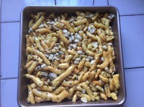 倒入不粘烤盘，压实，我是直接用搅拌刀压的，要趁热哦