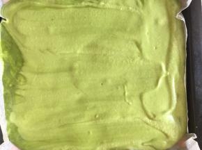 将做好的蛋糕糊从烤盘上方10厘米处倒入烤盘，轻轻的拍打烤盘震出气泡。
如果有细密的气泡可以拿牙签挑破。