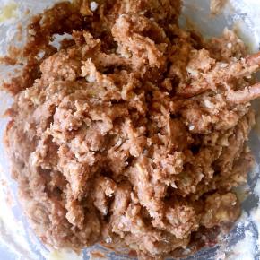 将黄油倒入面粉中搅拌至无颗粒。