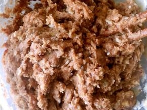 将黄油倒入面粉中搅拌至无颗粒。
