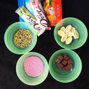 装饰起来哦。我用的是法芙娜白巧克力和和巧克力，其他的用的德芙巧克力，糖珠按照自己喜好啦。