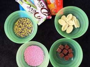 装饰起来哦。我用的是法芙娜白巧克力和和巧克力，其他的用的德芙巧克力，糖珠按照自己喜好啦。