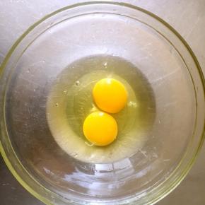 两个鸡蛋打散放入无油无水的干净容器里。