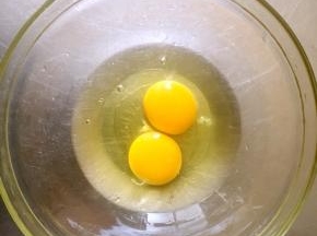 两个鸡蛋打散放入无油无水的干净容器里。