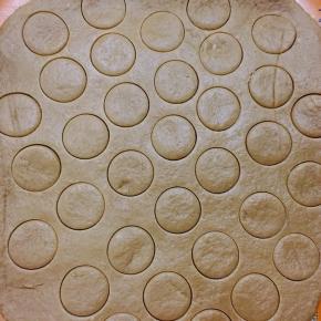 用圆形花嘴按压。