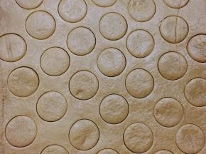 用圆形花嘴按压。