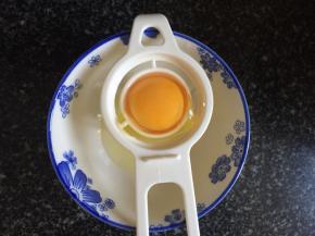 分离蛋黄和蛋白。
蛋黄、蛋白要放在一个干净无油无水的容器里。