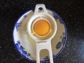 分离蛋黄和蛋白。
蛋黄、蛋白要放在一个干净无油无水的容器里。