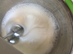 当蛋白打至细密泡泡时加入第二次白糖。
一定要低速打发，有助于蛋白的稳固。