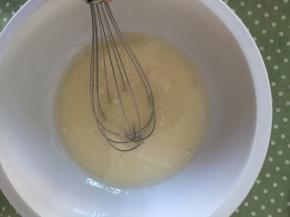 搅打均匀。速度要慢动作要轻。
防止油水分离。