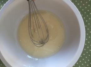 搅打均匀。速度要慢动作要轻。
防止油水分离。