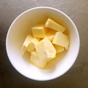 将黄油切成小块，隔水融化。