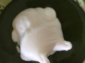 取三分之一的蛋白糊加入到蛋黄糊中，切拌或者化Z字形搅拌。
这一步可以不用太小心翼翼。面糊搅拌到完全融合就行。