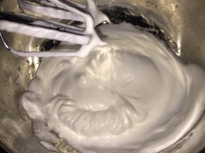 如果怕做蛋糕糊时出现消泡，可以将蛋白打至小尖勾。