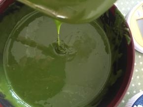 这一步要注意不要打发蛋黄，用拌刀切拌，或者化Z字形搅拌，不要画圈。