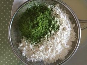 低筋面粉和抹茶粉过筛。
这一步是为了面粉糊不起疙瘩，影响蛋糕胚的口感。


再用打蛋器轻轻地敲压面粉，至无面粉颗粒。不要画圈搅拌。
过度的搅拌会让面粉起筋。

