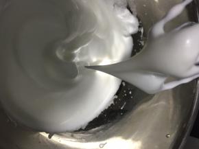 打至大弯勾的时候加入第三次白糖。
再打几圈就可以冷藏备用了。