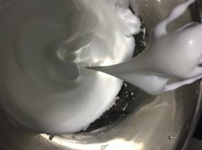 打至大弯勾的时候加入第三次白糖。
再打几圈就可以冷藏备用了。