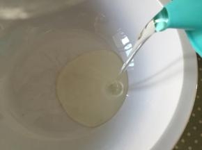 在一个大碗里倒入玉米油。