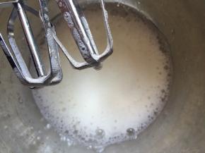 低速打发蛋白。
当蛋白打至出现粗泡泡时，加入第一次白糖，再打几圈加入几滴柠檬汁。