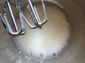 低速打发蛋白。
当蛋白打至出现粗泡泡时，加入第一次白糖，再打几圈加入几滴柠檬汁。