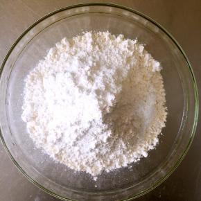 加入过筛的面粉。
面粉过筛是为了甜甜圈饼干口感更松软。